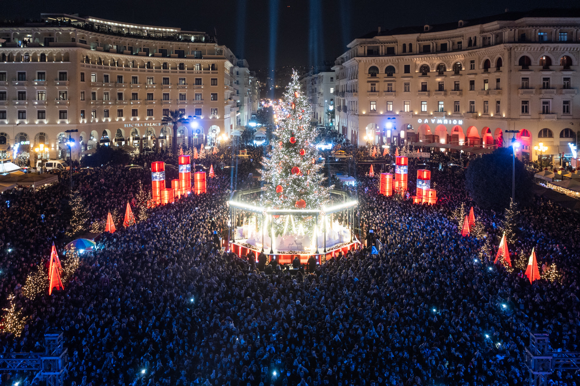 Άναψε το Χριστουγεννιάτικο δέντρο στην πλατεία Αριστοτέλους – Κ. Ζέρβας: «Στέλνουμε μήνυμα χαράς, αισιοδοξίας, ελπίδας κι αλληλεγγύης»
